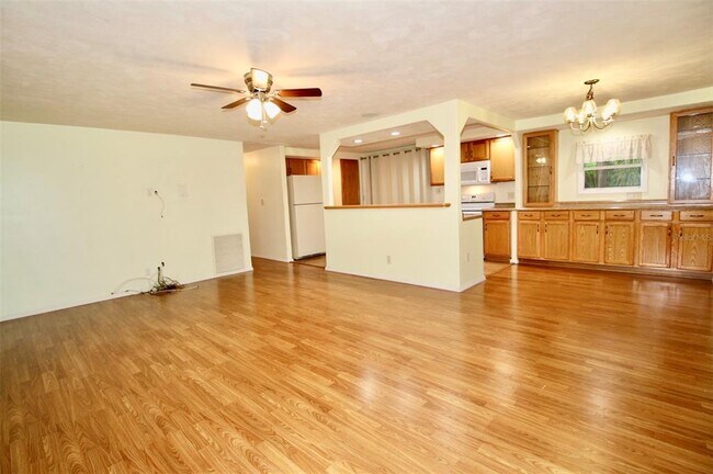 Building Photo - 10992 Poplar St NE