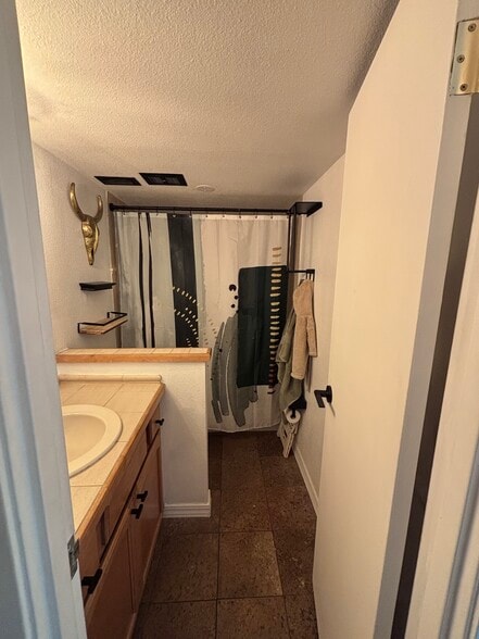 Secondary Full Bath - 1433 N Williams St