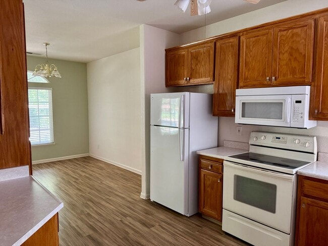Building Photo - 3 Bedroom 2 Bath home with covered patio