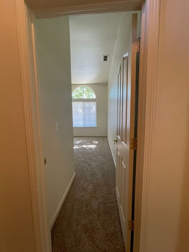 Building Photo - Spacious and Airy Rocklin Home! New Flooring!
