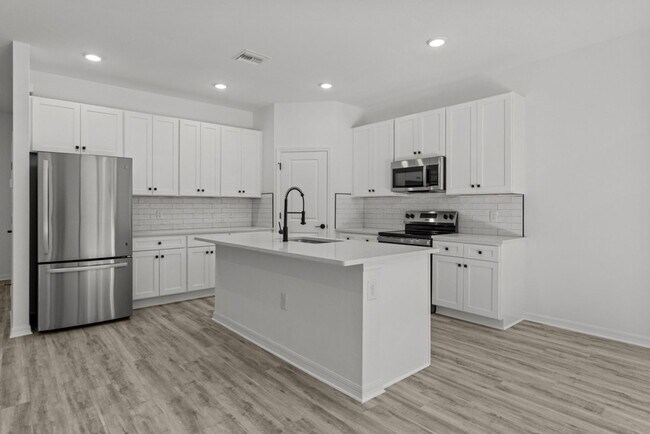Building Photo - 548 Knapp St