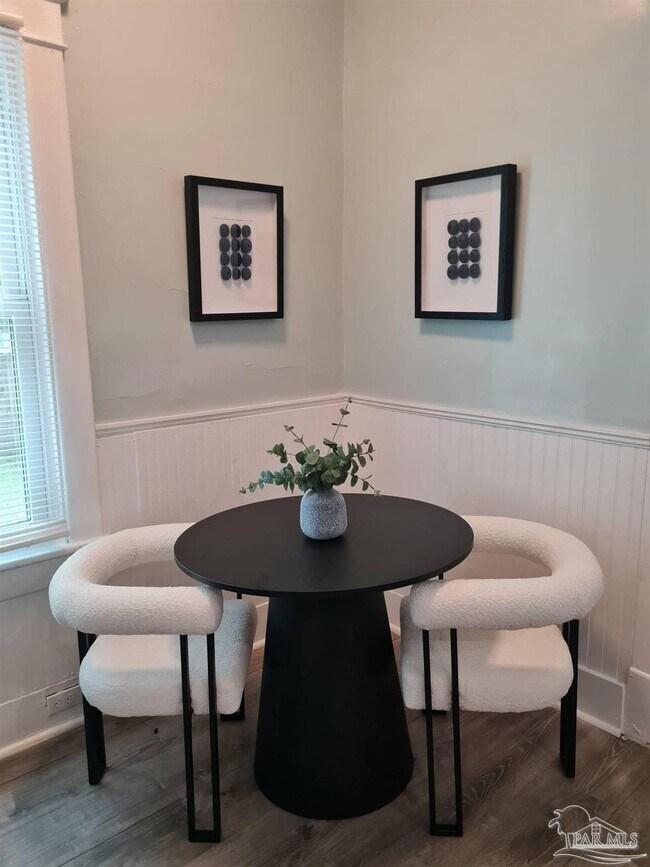 Building Photo - 1118 W Belmont St