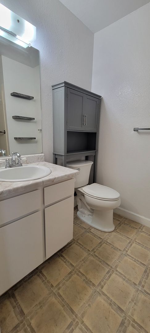 Building Photo - Quiet Cul de Sac With RV Parking in North Redding