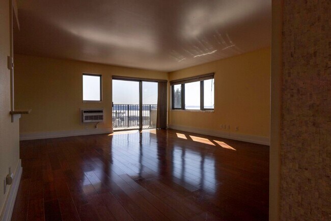 Building Photo - 3Bd/1.75Ba Seattle Condo