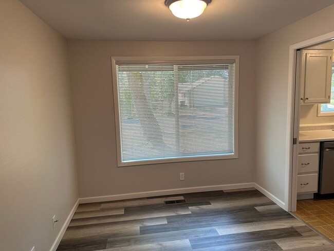 Building Photo - Updated 2 bedroom 2 bath duplex with garag...