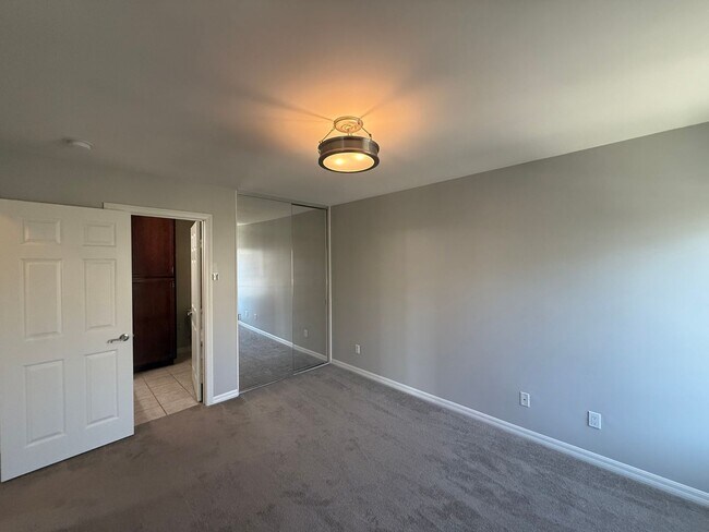Building Photo - Beautiful 4B/2BA Top Floor Corner Unit wit...