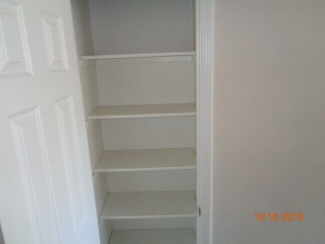 Building Photo - 2 Bedroom, 1 Bath Apartment in Gated Community Available Now!