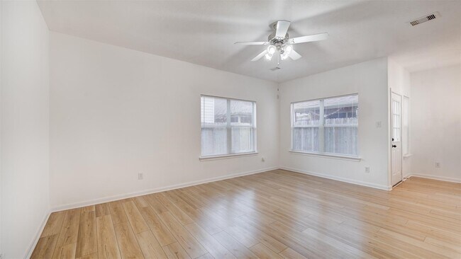 Building Photo - 827 Forest Ivy Ln