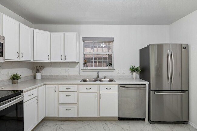 Building Photo - 630 W Neely St