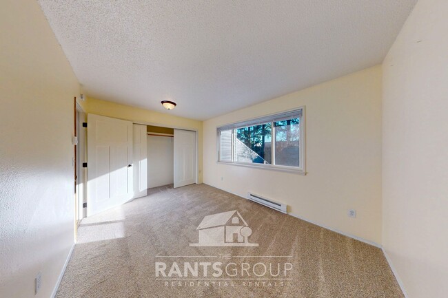 Building Photo - Lovely and spacious townhouse with a 1-car...