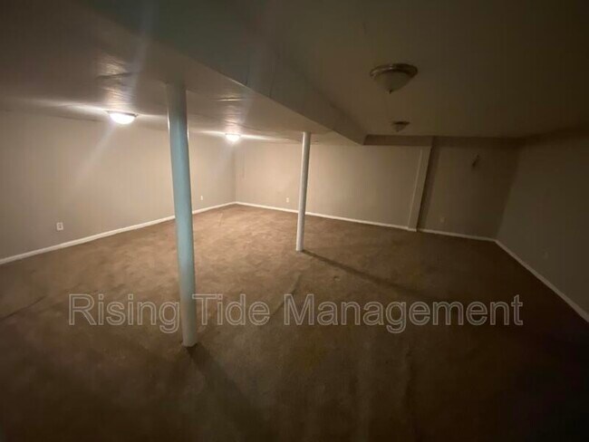 Building Photo - 1505 Pine Tree Dr