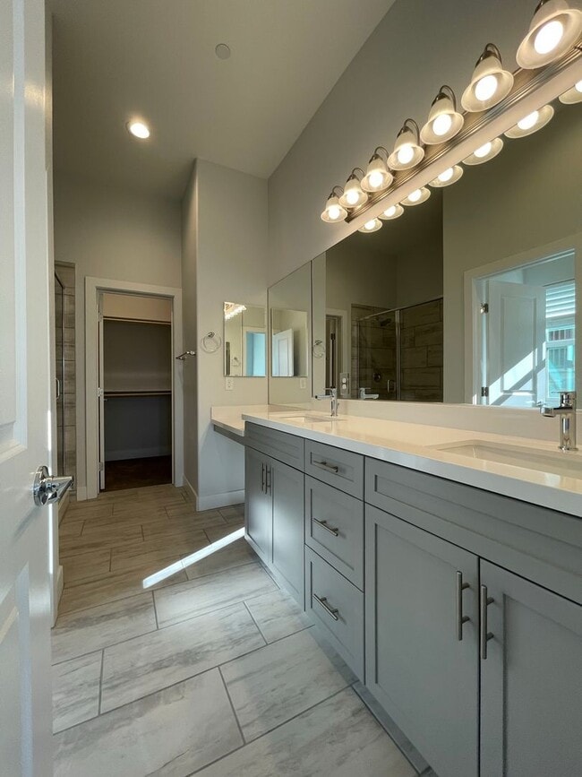 Building Photo - Beautiful Townhome in Providence Gated Com...