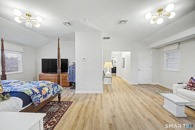 Building Photo - 14 Shore Rd