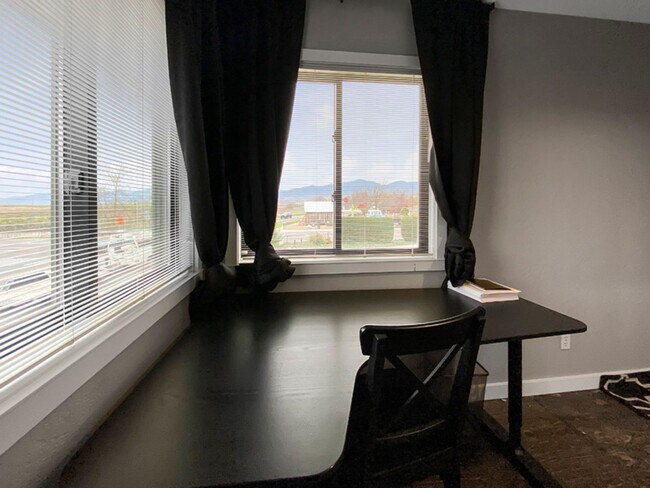 Building Photo - Portland Loft: Fully Furnished Loft Living with views of the golf course $300 Utility Fee