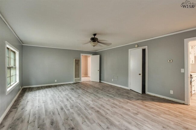 Building Photo - 523 W Inwood Dr