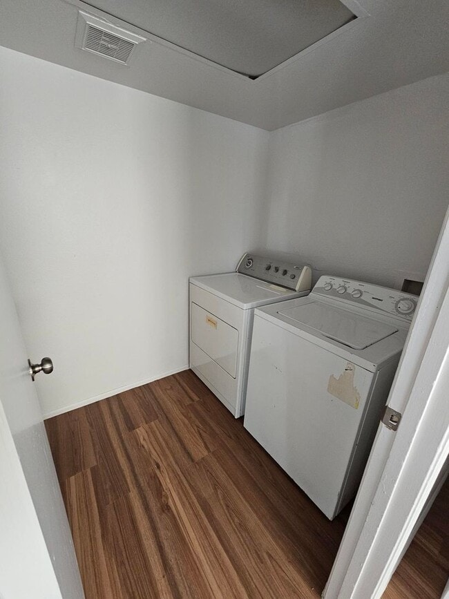 Building Photo - Updated Peoria Home with Modern Finishes