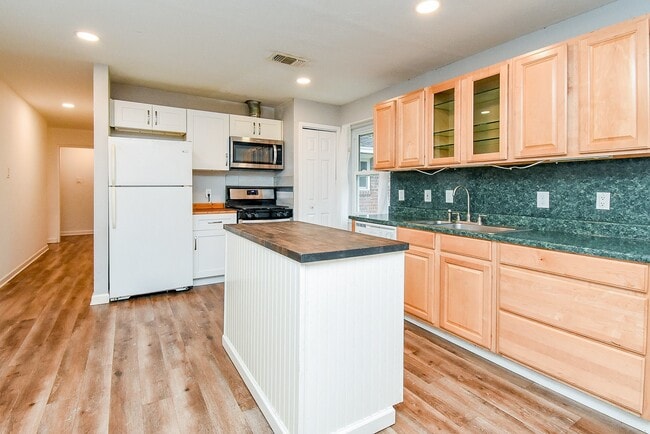 Building Photo - 9615 Beverly Hill St