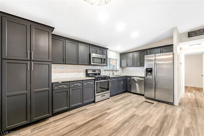 Building Photo - 603 Diamond Dr