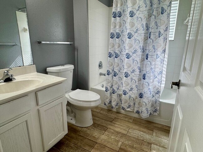 Building Photo - Fully Furnished 4 Bedroom 3 Bath Townhome ...