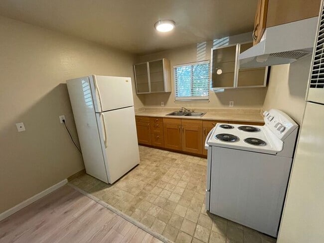 Building Photo - 430 E 8th St