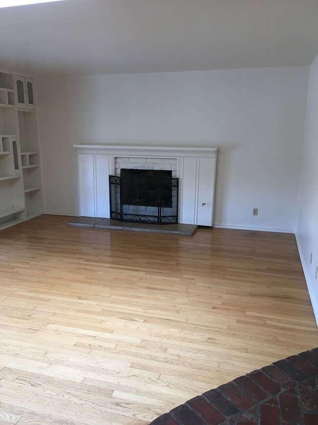 Building Photo - Charming Vintage 3BR/1.5BA Corner Lot Home...