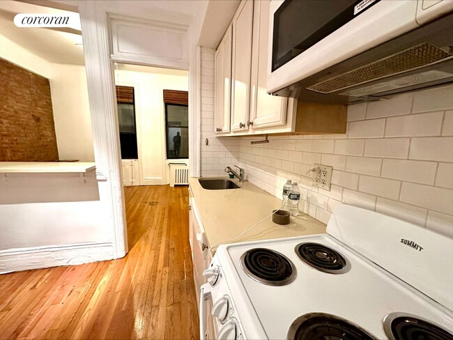 Building Photo - 192 Bleecker St