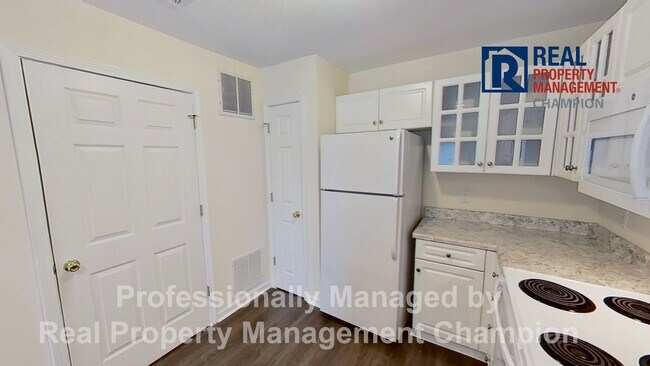 Building Photo - First Floor Condo with Spacious Floorplan