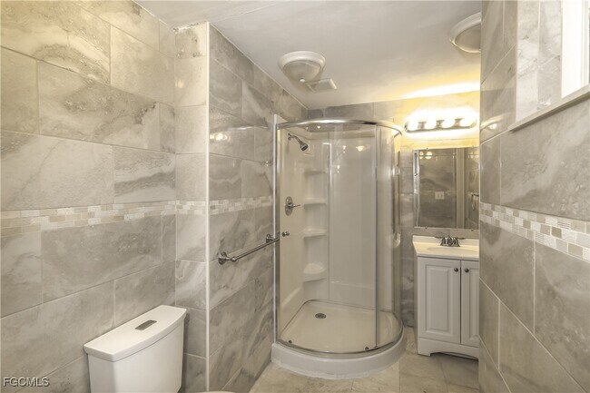 Building Photo - 4215 Tarpon Rd