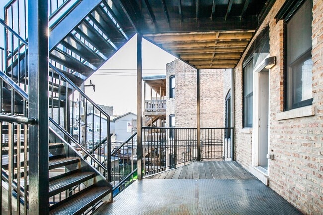 Building Photo - Stylish Bronzeville 2BR with Parking, Storage & Modern Finishes