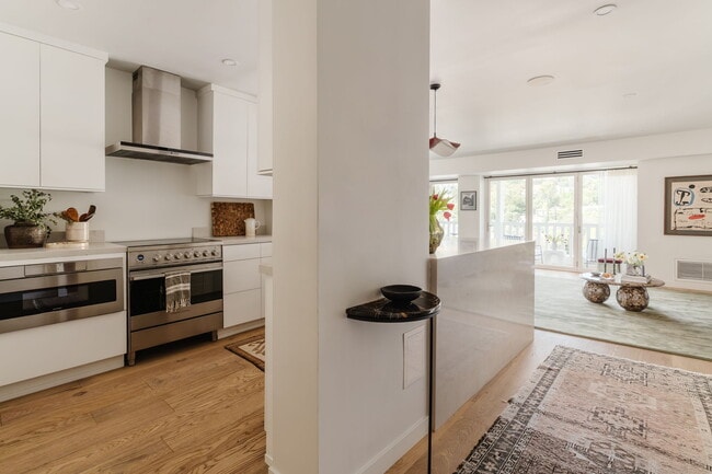 Building Photo - 999 N Doheny Dr