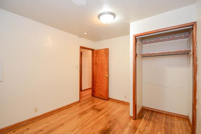 Building Photo - 404 E 20th St