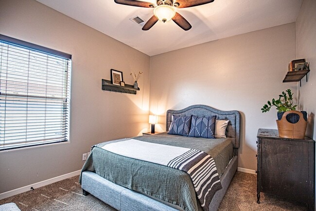 Building Photo - Beautiful 4 bedroom 2.5 bathroom