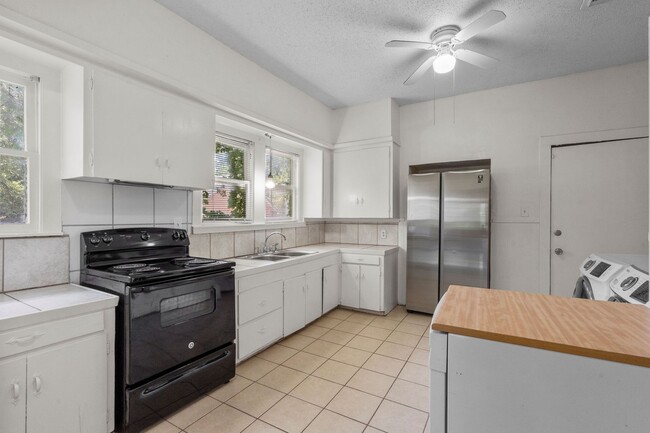 Building Photo - Charming 3 bedroom 1940's bungalow!