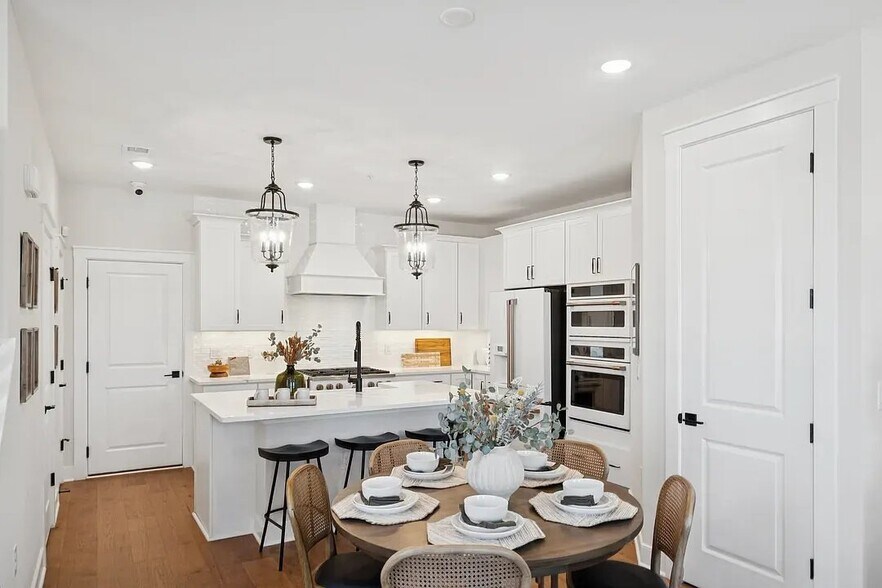 Building Photo - 14945 Deco Cir