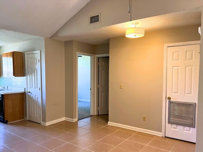 Building Photo - 410 Admiral's Walk Dr