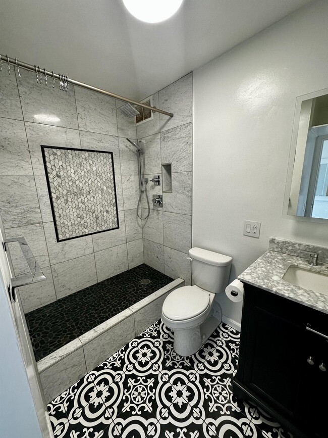 Building Photo - 1560 Thurston Ave