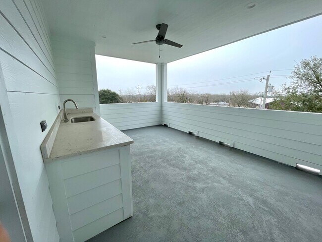 Building Photo - 710 Vassar Ct