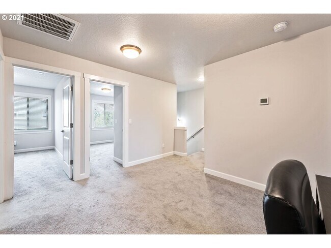 Building Photo - 123 Loganberry Ct