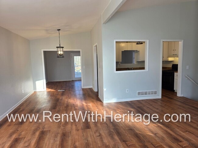 Building Photo - Amazing 3 Bedroom/ 2 Bath Home / Spacious Livingroom /  Flex Room / 1/2 Acre / Fenced Yard / Grea...