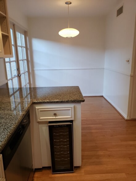 Eat-in Kitchen - 638 Wilcox Ave