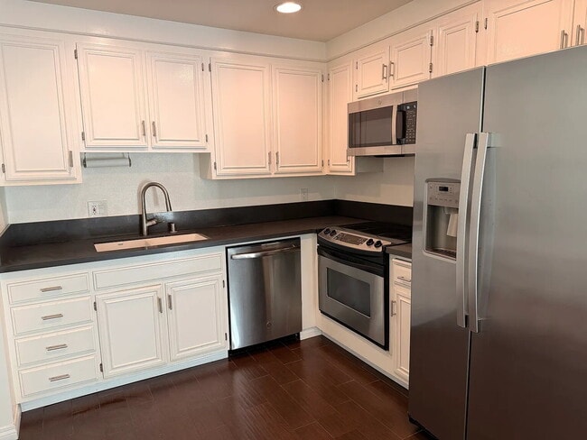 Building Photo - "Discover Coastal Living: Spacious 2-Bed, 2-Bath Retreat in Newport Beach!"