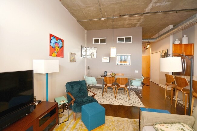 Building Photo - 900 N Kingsbury St