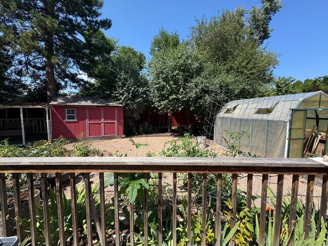 Building Photo - Gardener's paradise!