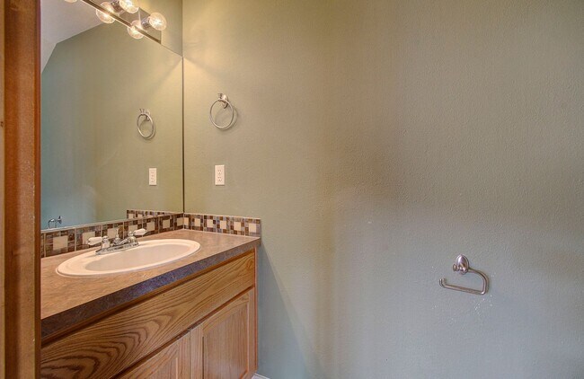 Building Photo - Salmon Creek 3 Bedroom with Yard!