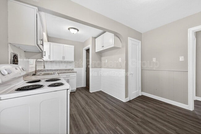 Building Photo - 10066 Dorothy Ave