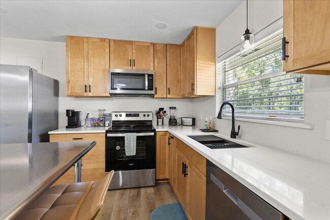 Building Photo - 2425 Bruce Ln