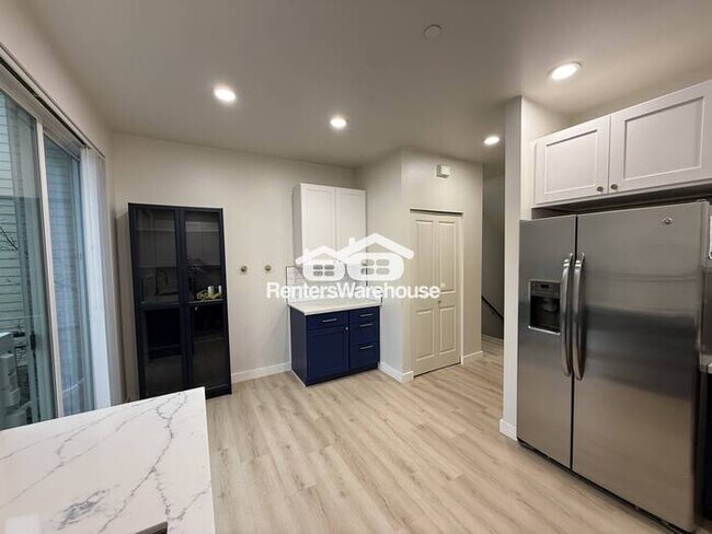 Building Photo - Modern condo, conveniently located!