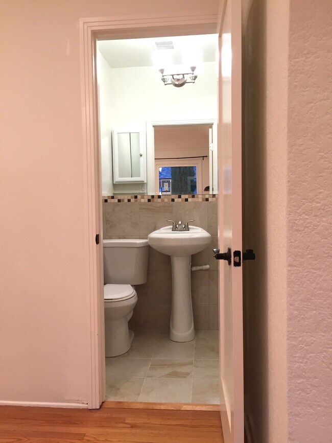 Building Photo - 1106 S Doheny Dr