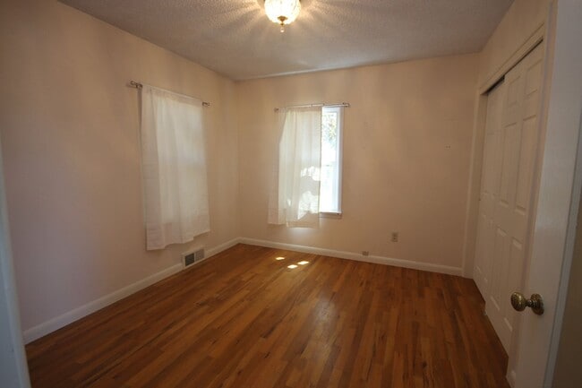 Building Photo - 3 Bedroom One Level with 2 Car Garage