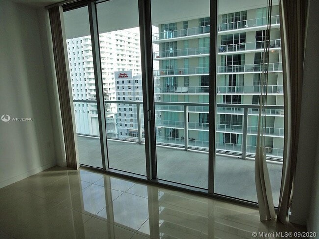 Building Photo - 1111 SW 1 AV 1715-N Miami Fl 33130